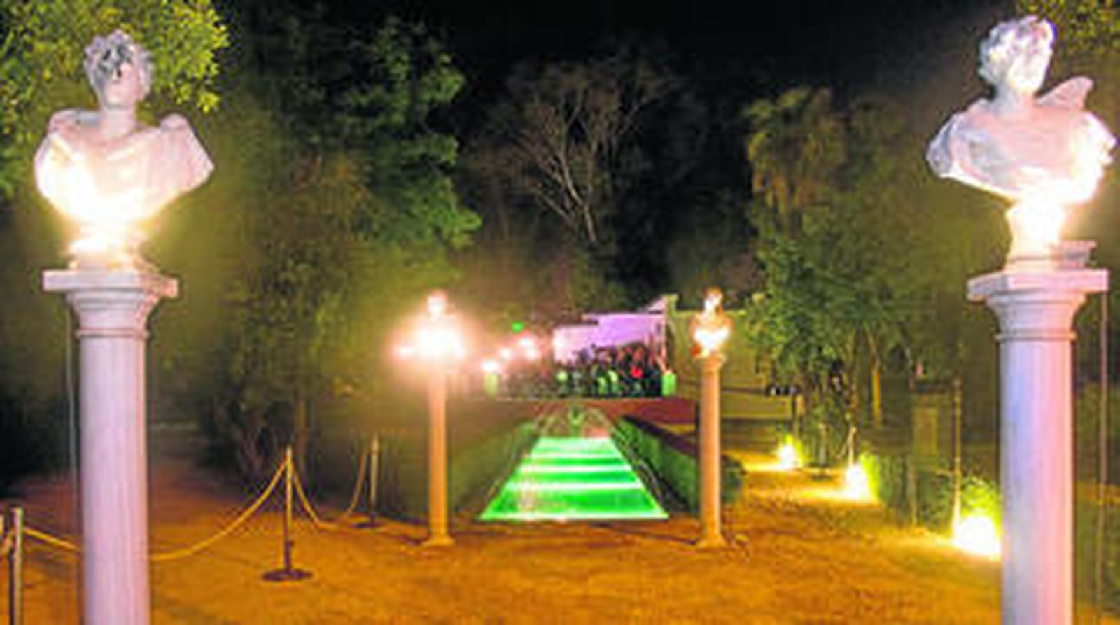 1 y 6. La pasada semana abrió La Casa del Estanque junto al Pabellón de Colombia. 2 y 3. Dadá abre la terraza del restaurante La Raza. 4. Un clásico en la ciudad, Alfonso, estrena zona vip y decoración. 5. Paseos en barco en Puerto de Cuba. 7. El nuevo aspecto de Rosso by Antique. 8. Ylang Ylang, en el Prado. 9. Detalle de Montpensier. 10. Terraza Muelle New York.