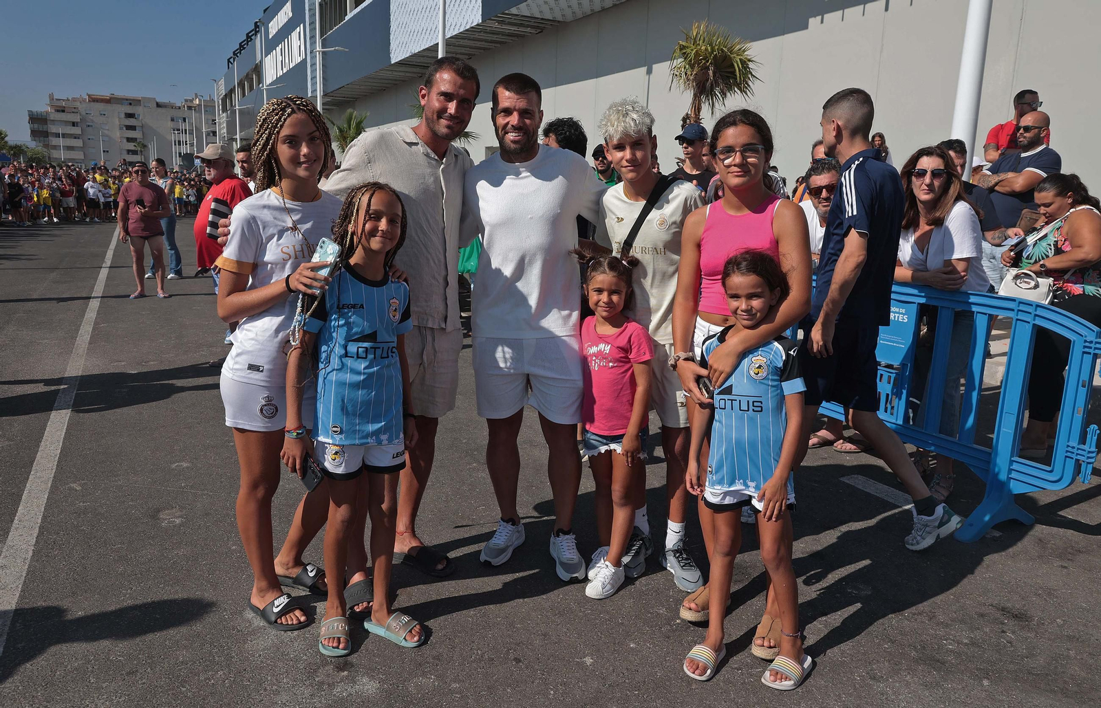Búscate durante el Granada - Al Nassr en el Ciudad de La Línea
