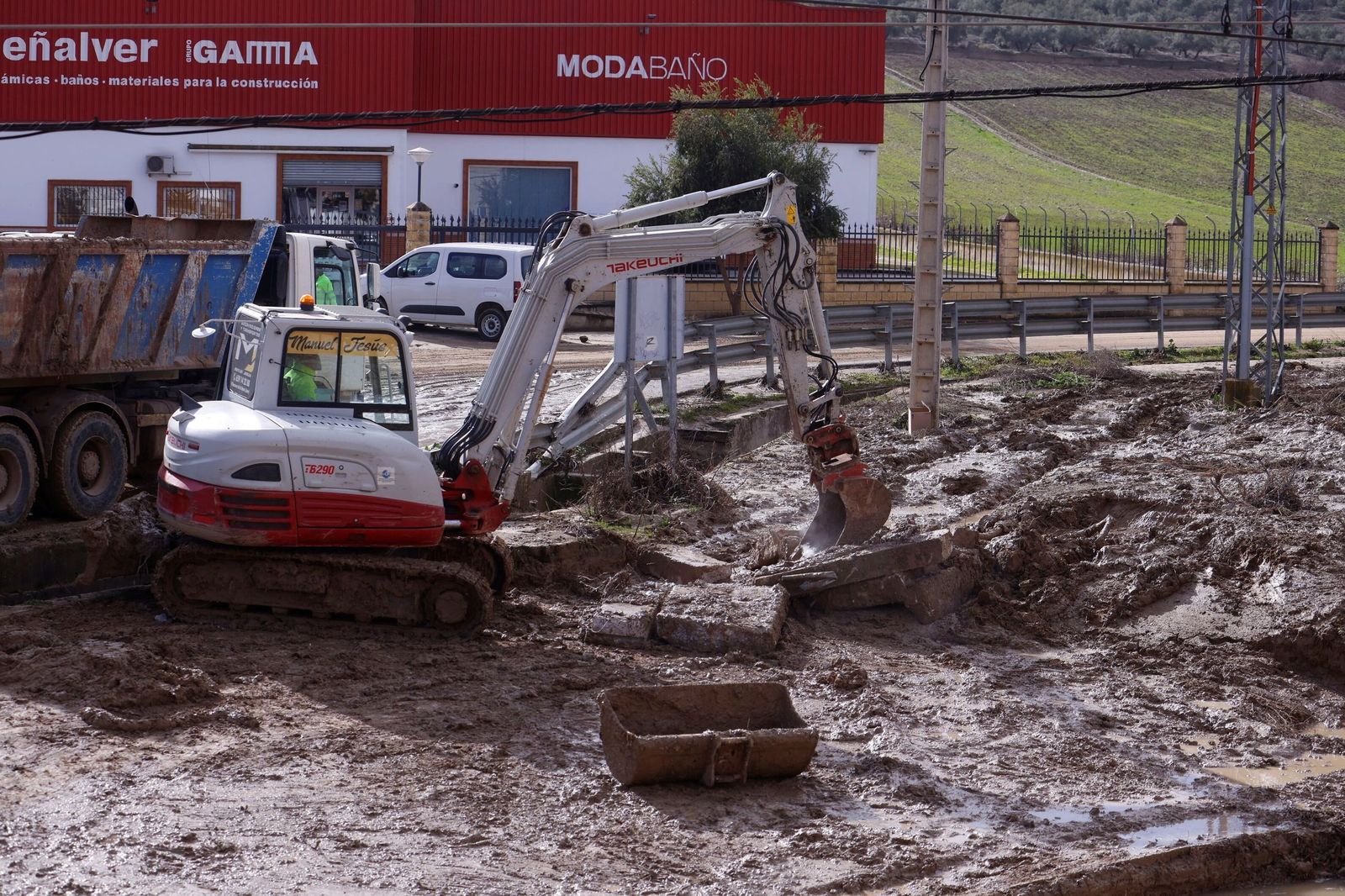 Caída de un muro de contención en Villa del Río