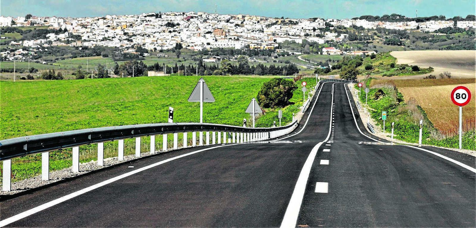 Son muchos los vecinos que usan a diario la carretera del Castaño.
