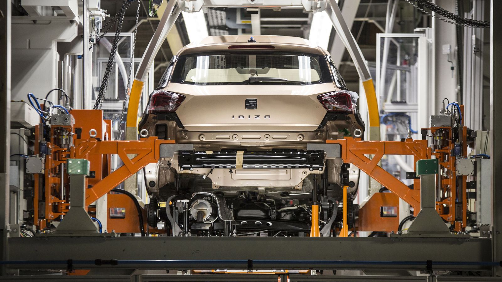 Al disponer de menor necesidad de electrónica, Seat aumentará la producción de Ibiza y Arona, dos modelos que, por otro lado, están entre los más vendidos en sus respectivos segmentos. Esto permitirá reducir el número de empleos afectados por la crisis de los semiconductores.