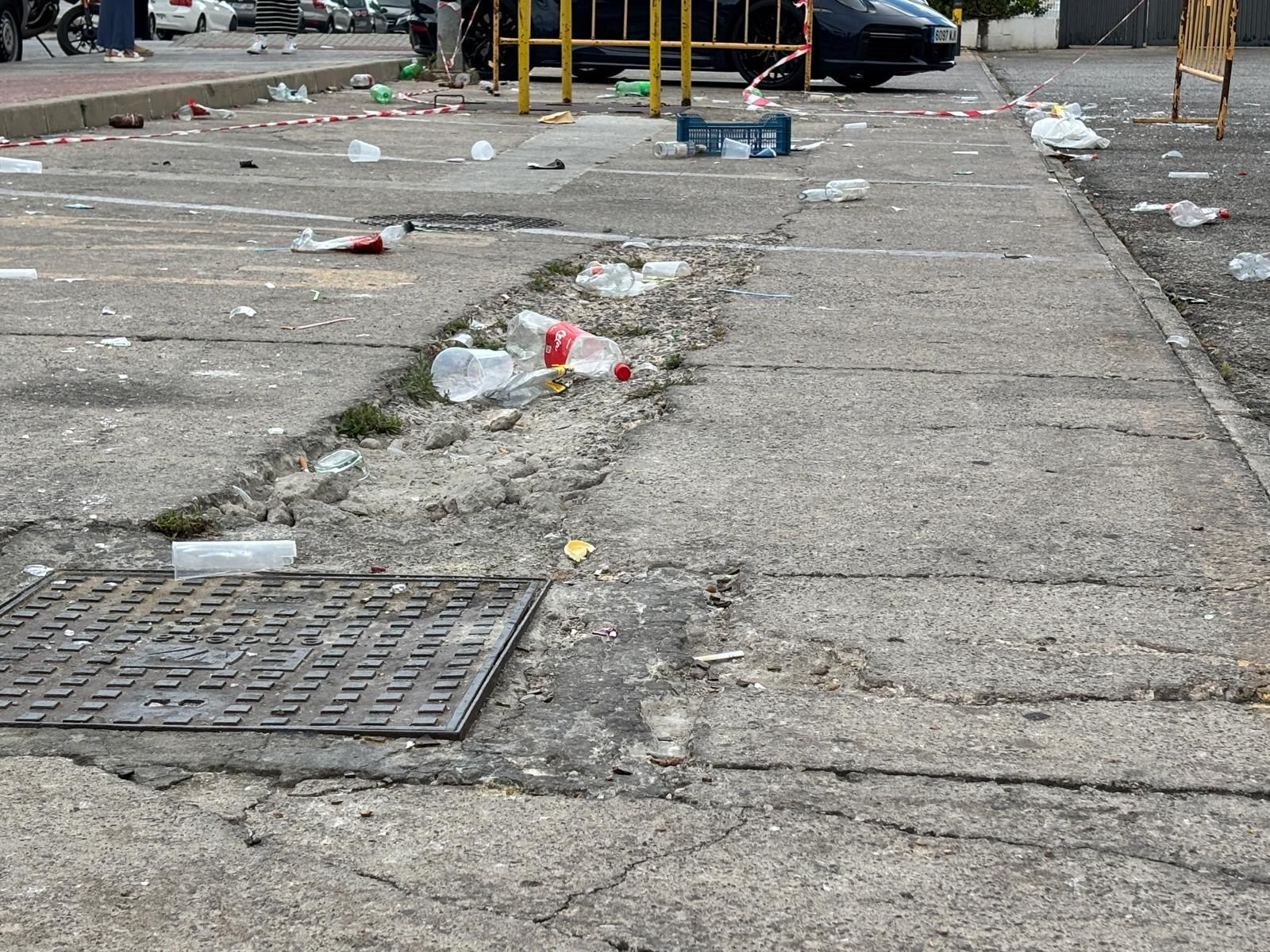 Restos del botellón a plena luz del día en la vía pública.
