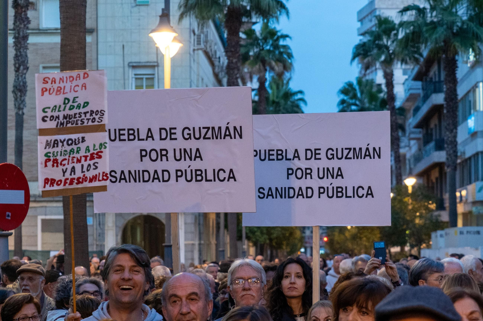 Imágenes de la concentración por la sanidad frente a la delegación