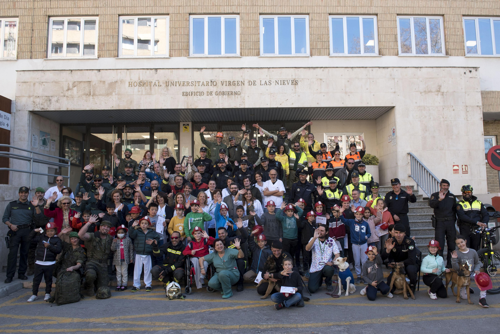 Las Fuerzas de Seguridad visitan a los menores ingresados en el Hospital Materno Infantil