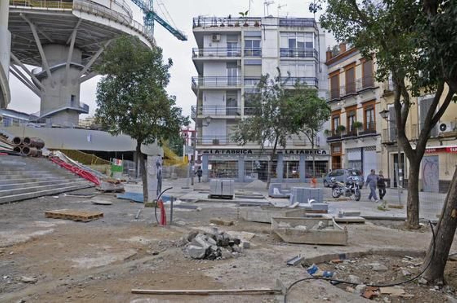 Obras a medio terminar en el extremo Oeste de la plaza, a pocos metros de José Gestoso. 

Foto: Juan Carlos Vázquez