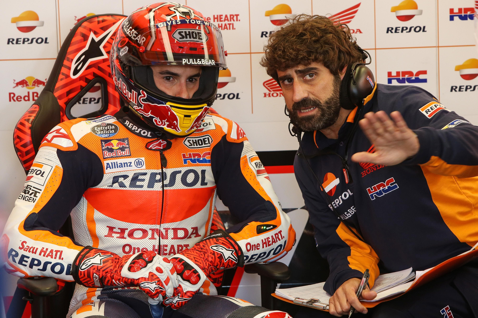 Santi Hernández, aconsejando a Marc Márquez en el box del Repsol Honda Team.