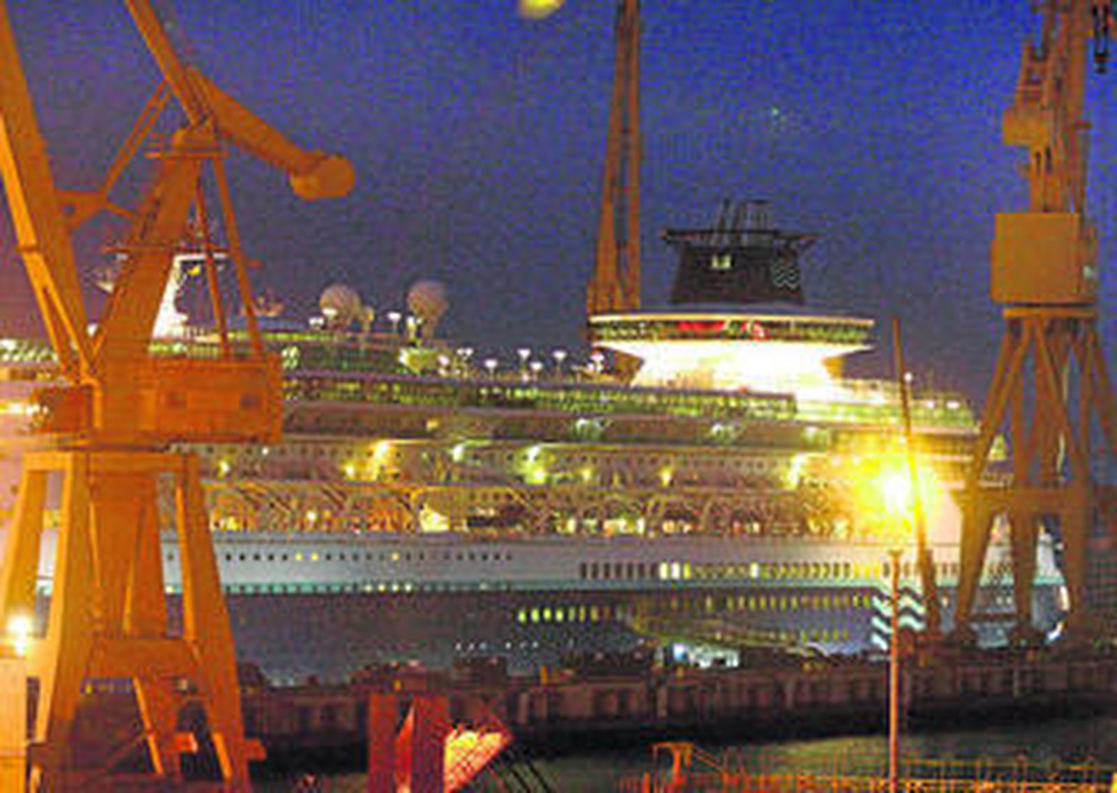 Imagen de archivo del crucero que ayer llegó al astillero de la capital gaditana.