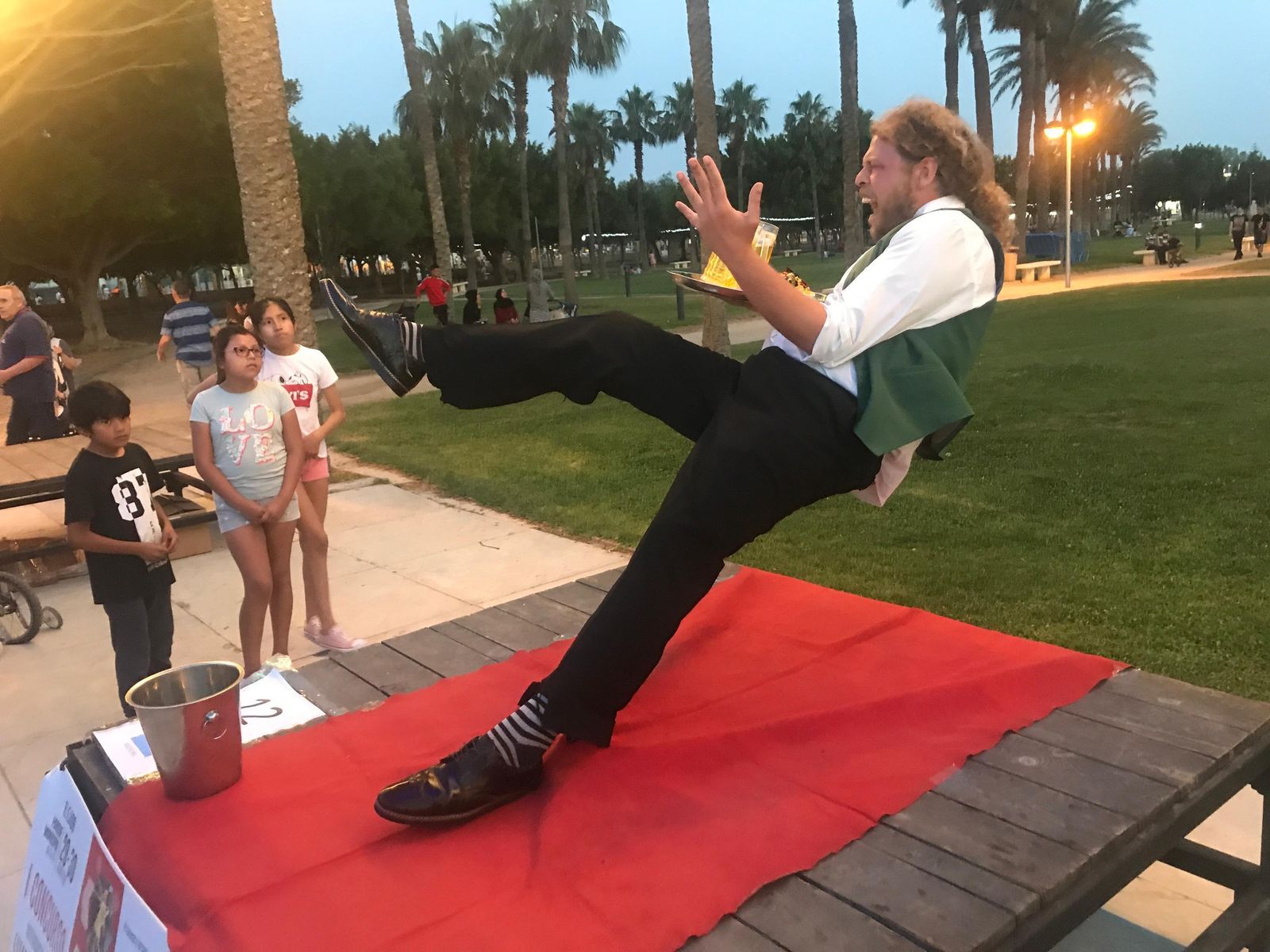 El traspiés de un camarero gana el Primer Concurso de Estatuas Humanas