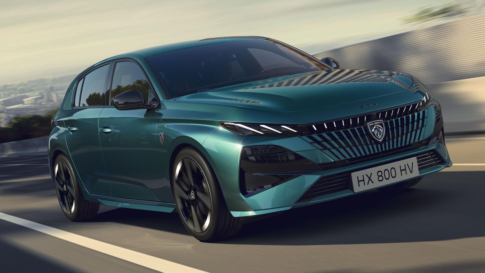 Por primera vez en la marca, Peugeot incorpora la iluminación en el frontal, y es a los dos formatos del 308 a los que corresponde estrenarla. En los GT incluso alcanza al logotipo del león.