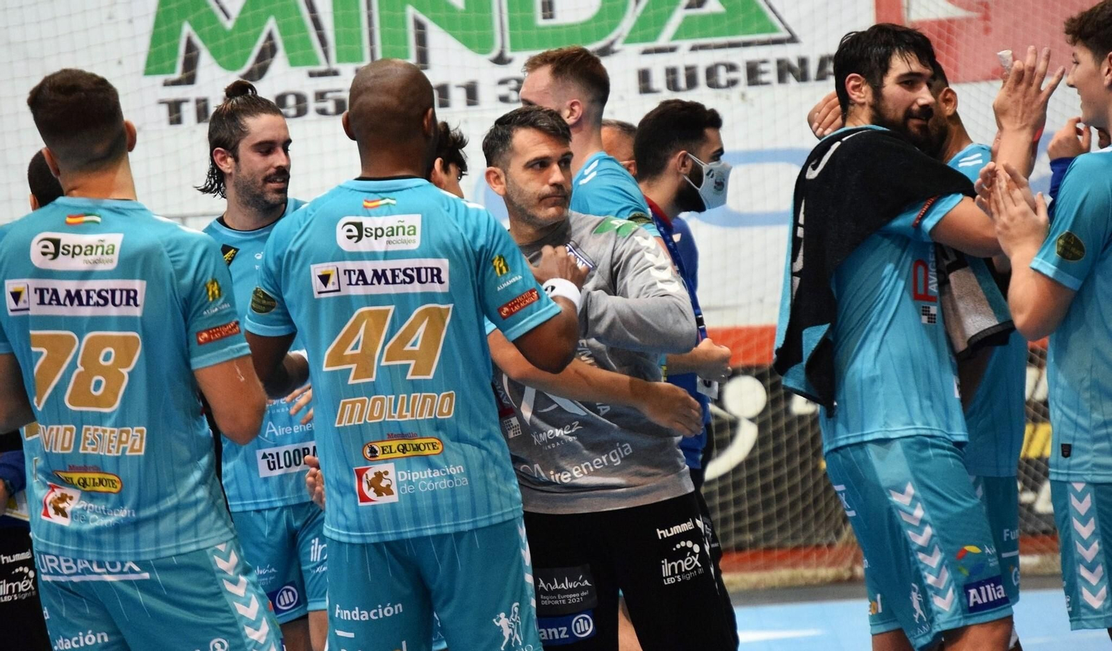 Los jugadores del Ángel Ximénez se saludan tras una victoria en el presente curso.
