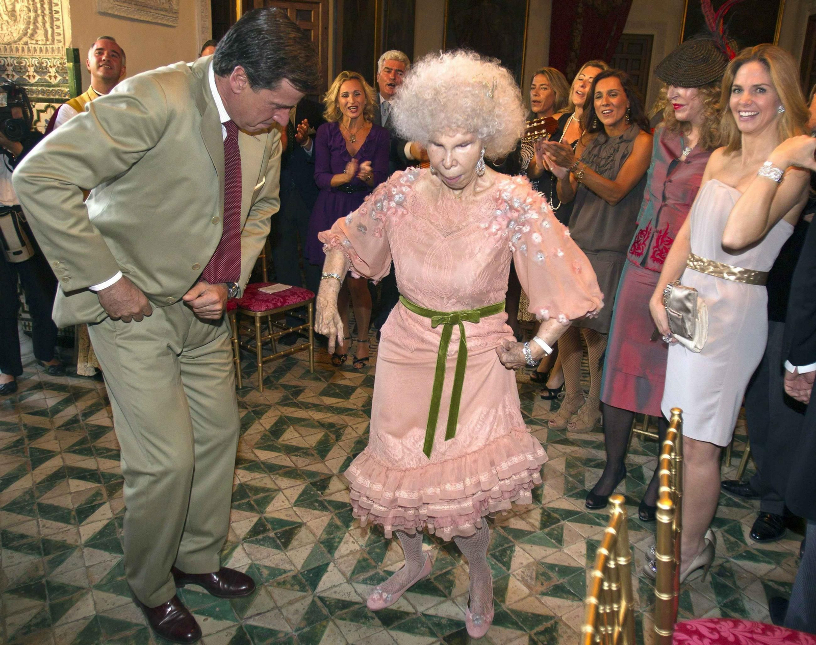 La duquesa de Alba baila con su hijo Cayetano tras dar el sí quiero a Alfonso Díez