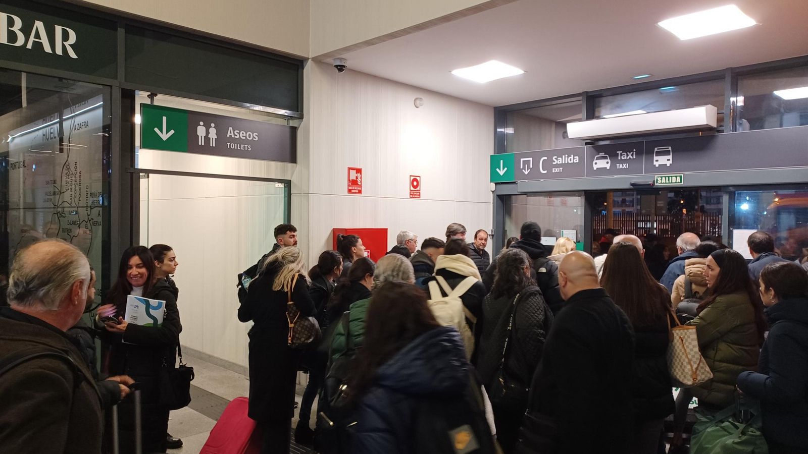 Pasajeros en la estación de tren de Huelva este martes a la espera de un medio alternativo. Pasajeros en la estación de tren de Huelva este martes a la espera de un medio alternativo.