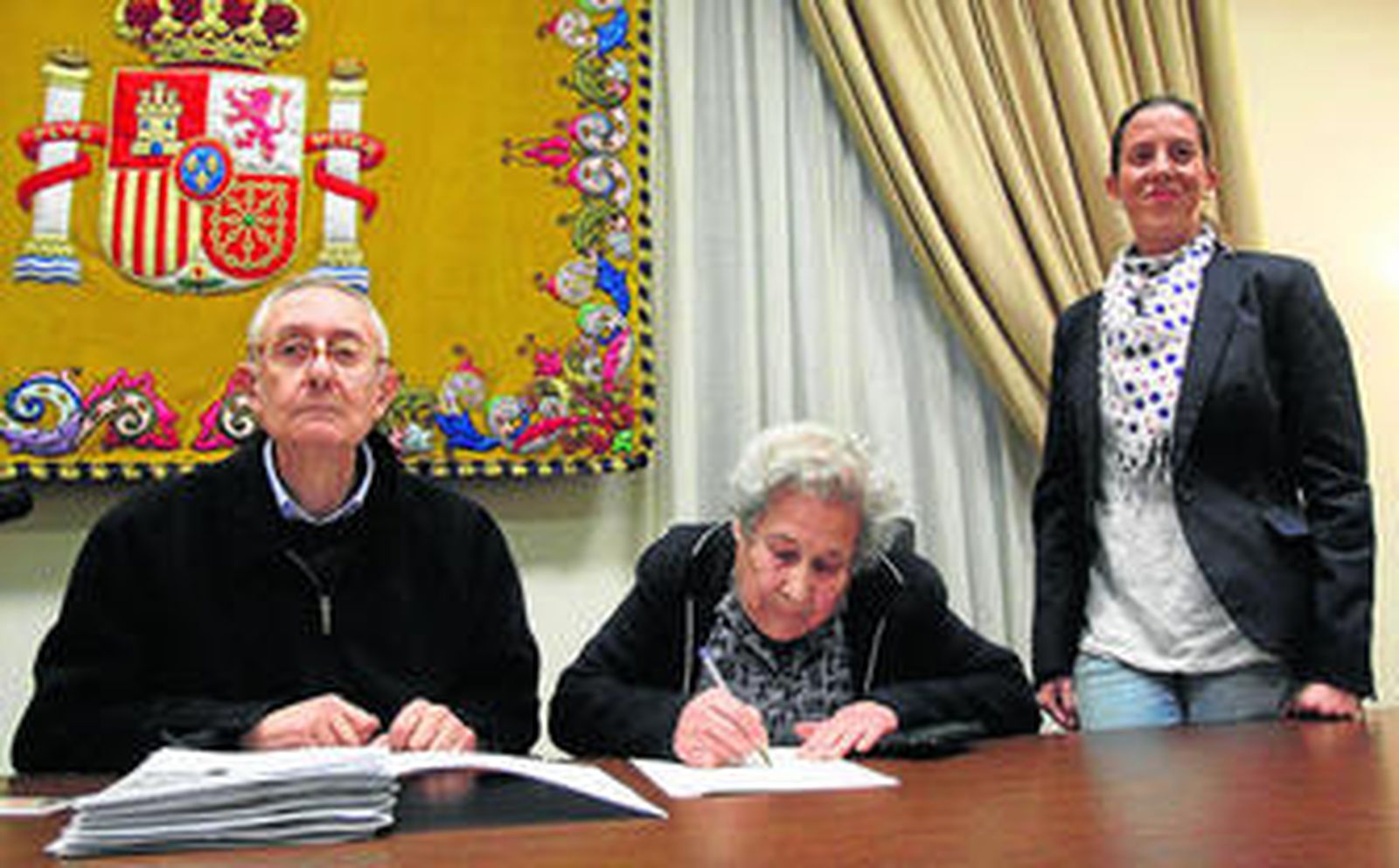 Carmen Castillo firmó ayer junto a su nieta Nieves Castillo, las escritura de la casa en la que vive desde 1954.