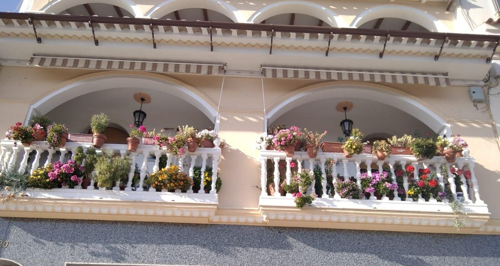 Fotografías de cómo lucen los patios, balcones y rejas de Iznájar.