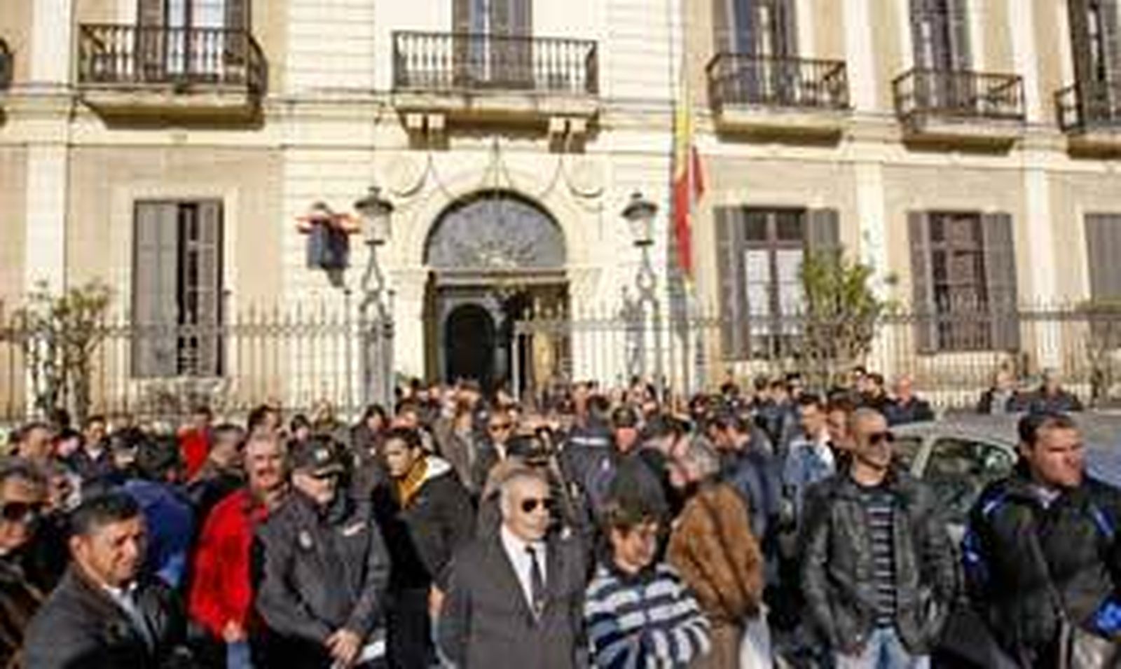 Imagen de la concentración que tuvo lugar ayer a las 11 de la mañana ante la comisaría de Policía de Jerez. /Pascual