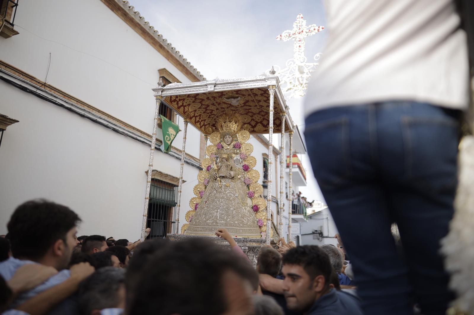 La Virgen del Rocío avanza por las calles de Almonte, en imágenes