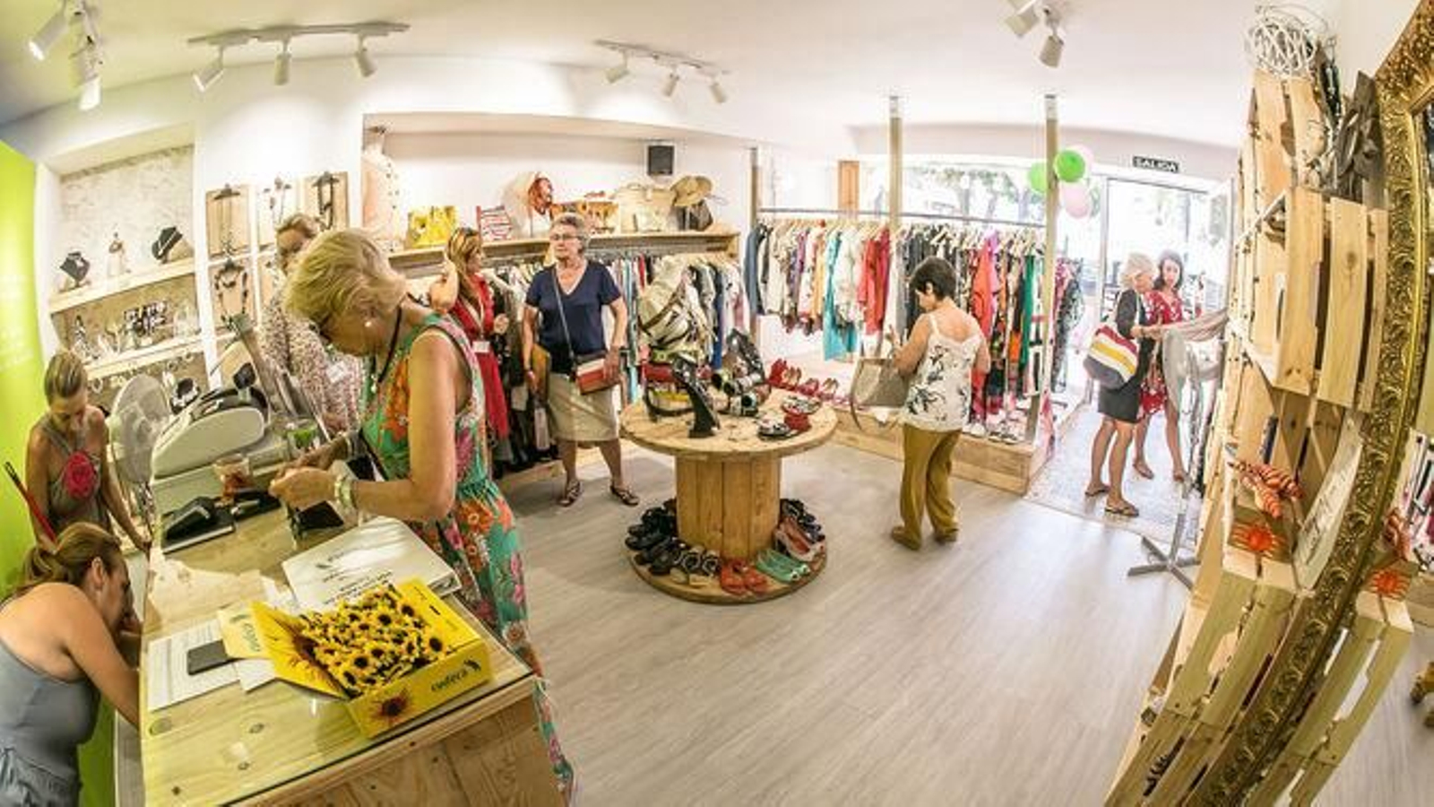 Clientas en una de las tiendas de Cudeca.