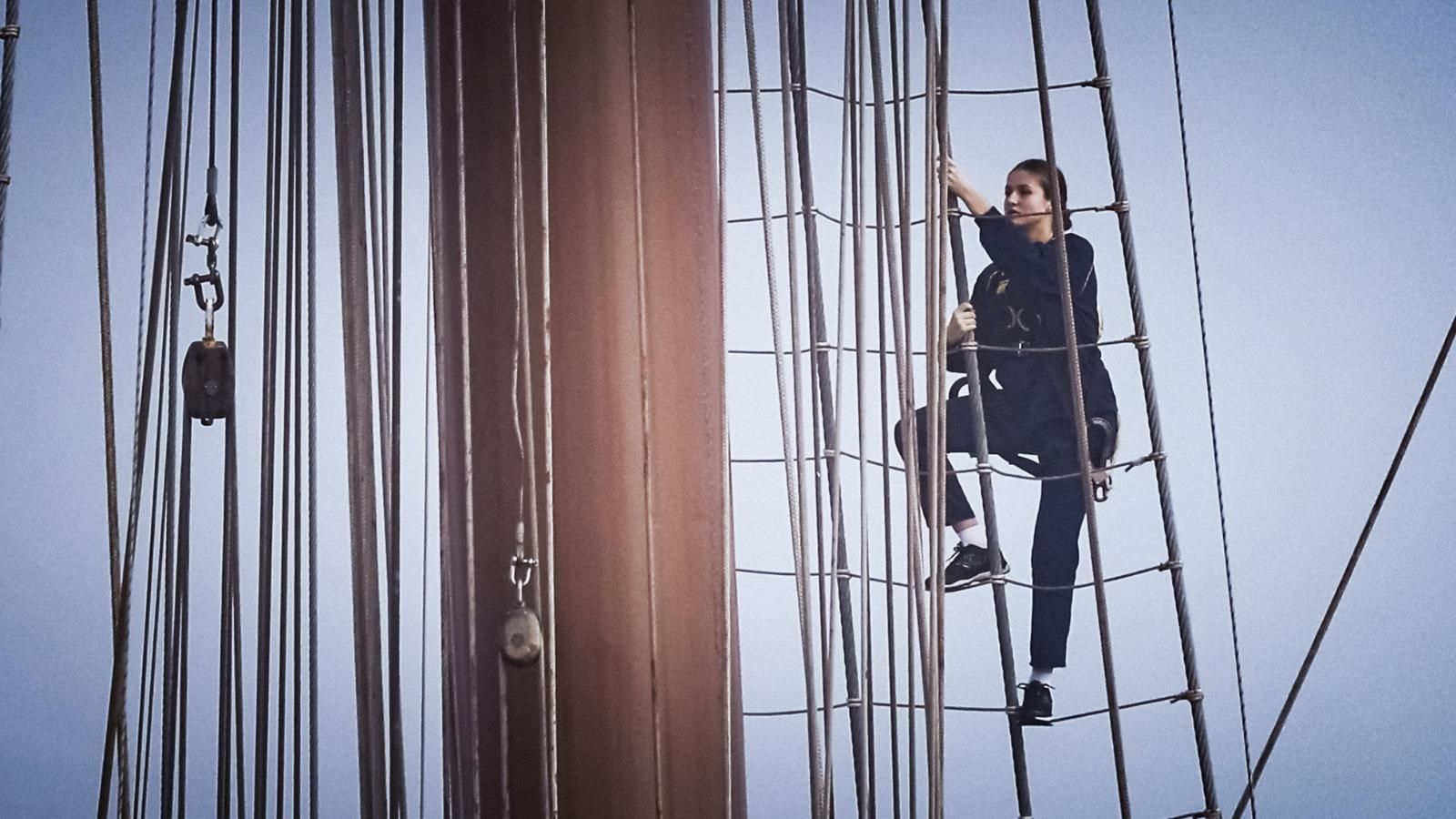 Así ha sido la subida de la Princesa Leonor a uno de los palos del 'Elcano' en Cádiz