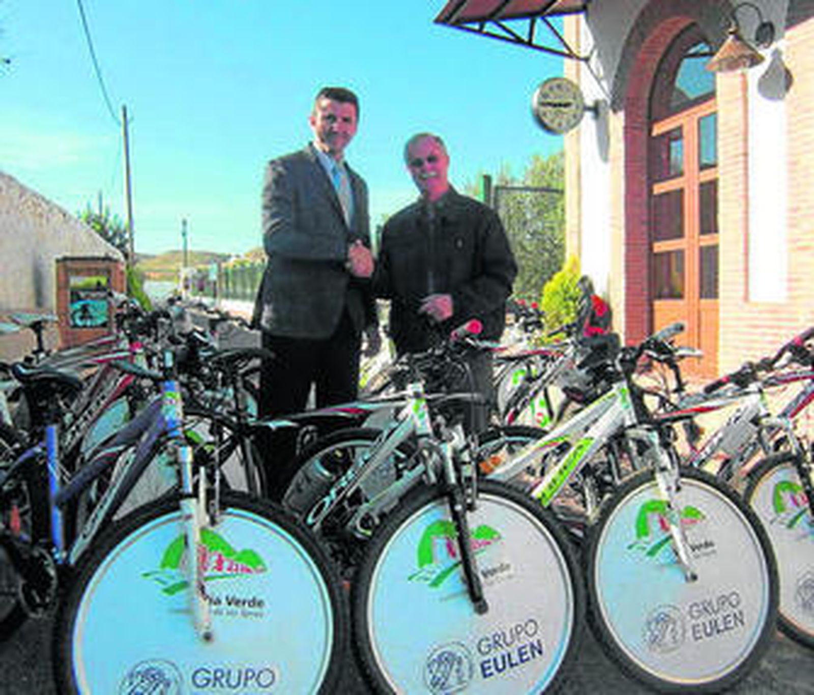 El alcalde y el representante de Eulen junto a las bicicletas.