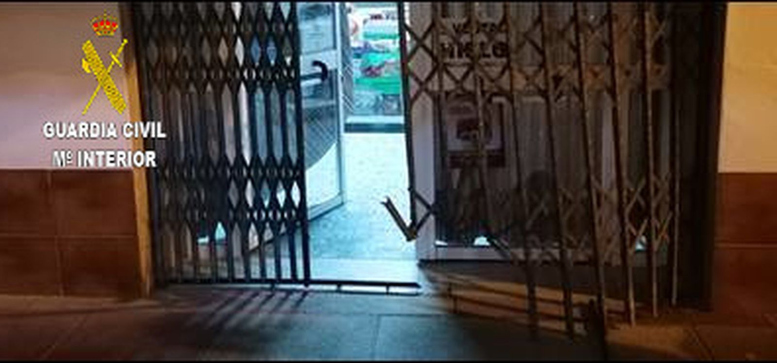 Estado en el que quedó la reja del establecimiento donde se cometió el robo.