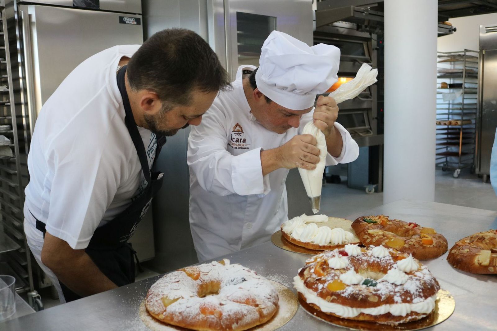 Alumno del obrador preparando uno de los roscones encargados