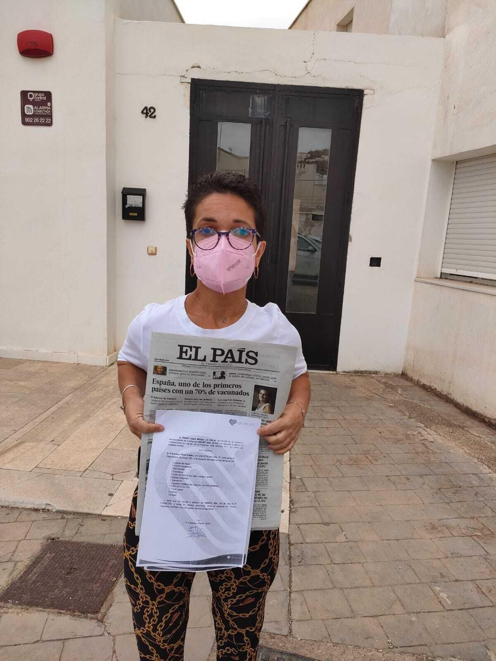 Ana Puado muestra el escrito de la empresa donde se da la orden de la recogida de todas las pertenencias.