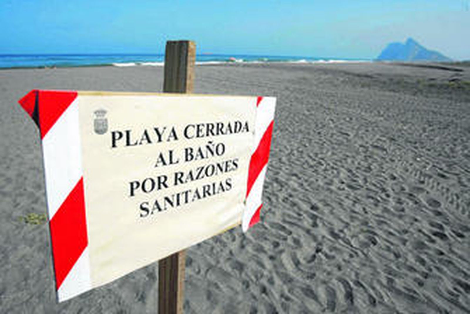 El cartel en el Burgo que advierte de que está prohibido el baño.