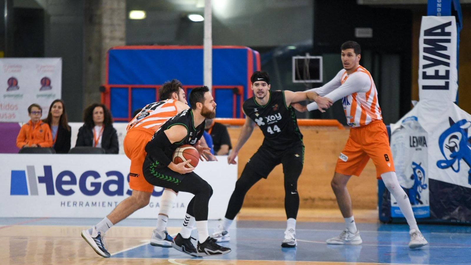 Pablo Almazán trata de zafarse de la defensa de Álex Galán.