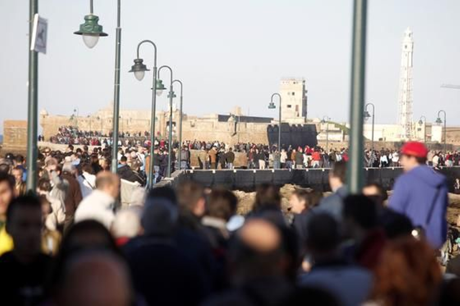 Desde primeras horas de la mañana, en la playa de la Caleta se han reunido miles de ciudadanos, dispuestos a disfrutar y fotografiar la marea del año./Jesús Marín

Foto: Julio Gonz?z/Jes?ar?