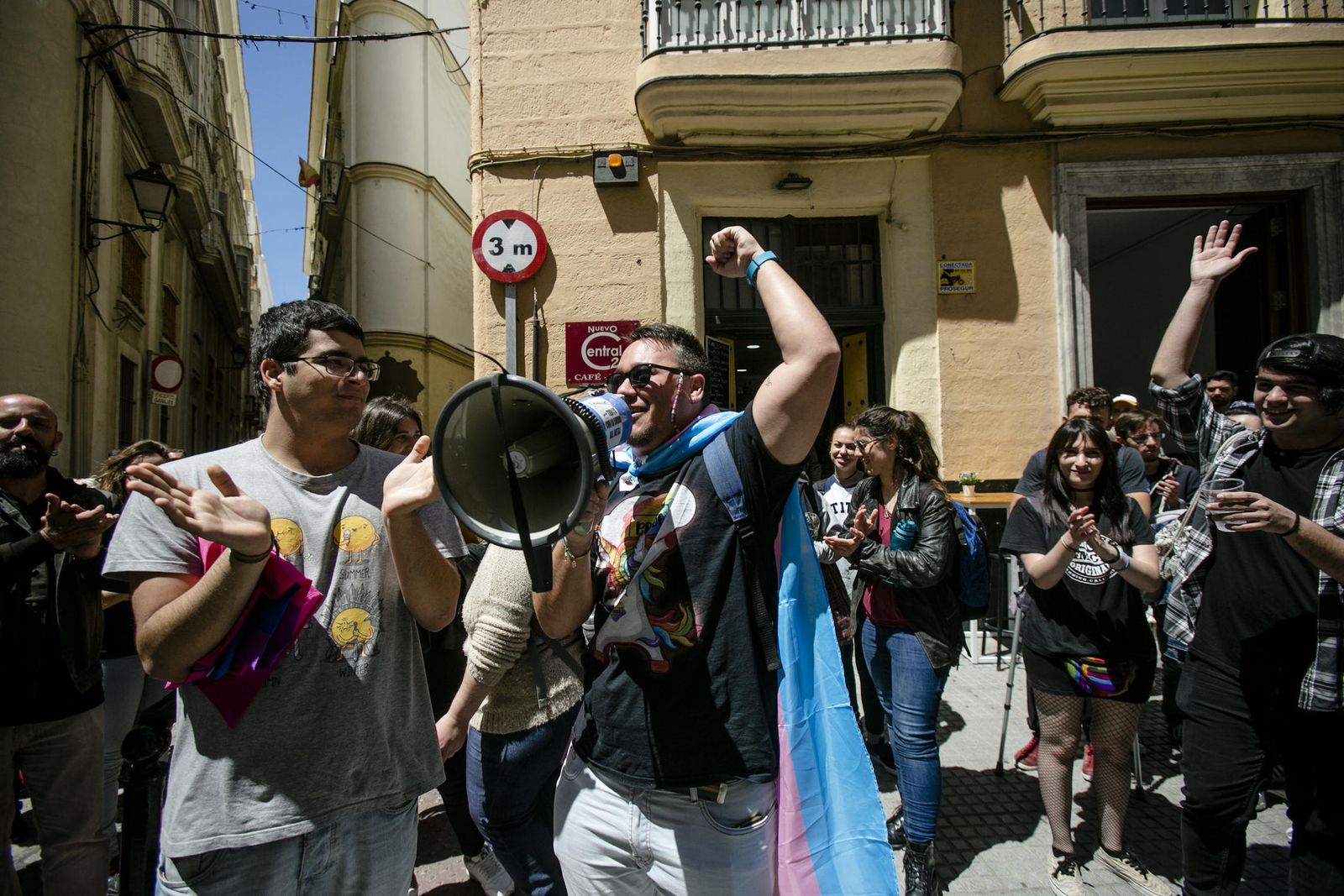 Algunas de las personas que acudieron ayer a apoyar a los colectivos LGTBI en el lugar donde se produjo la agresión a Pedro Mejías.
