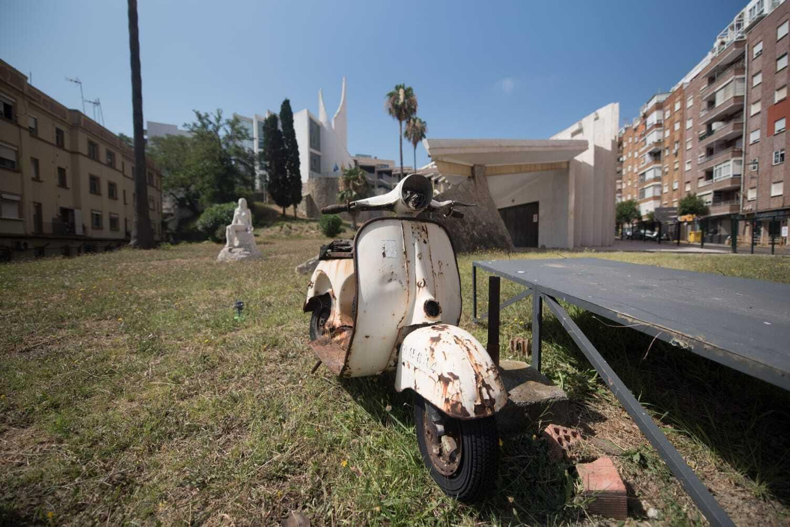 La Vespa sin Quijote, este jueves, ante la escuela de Artes y Oficios.