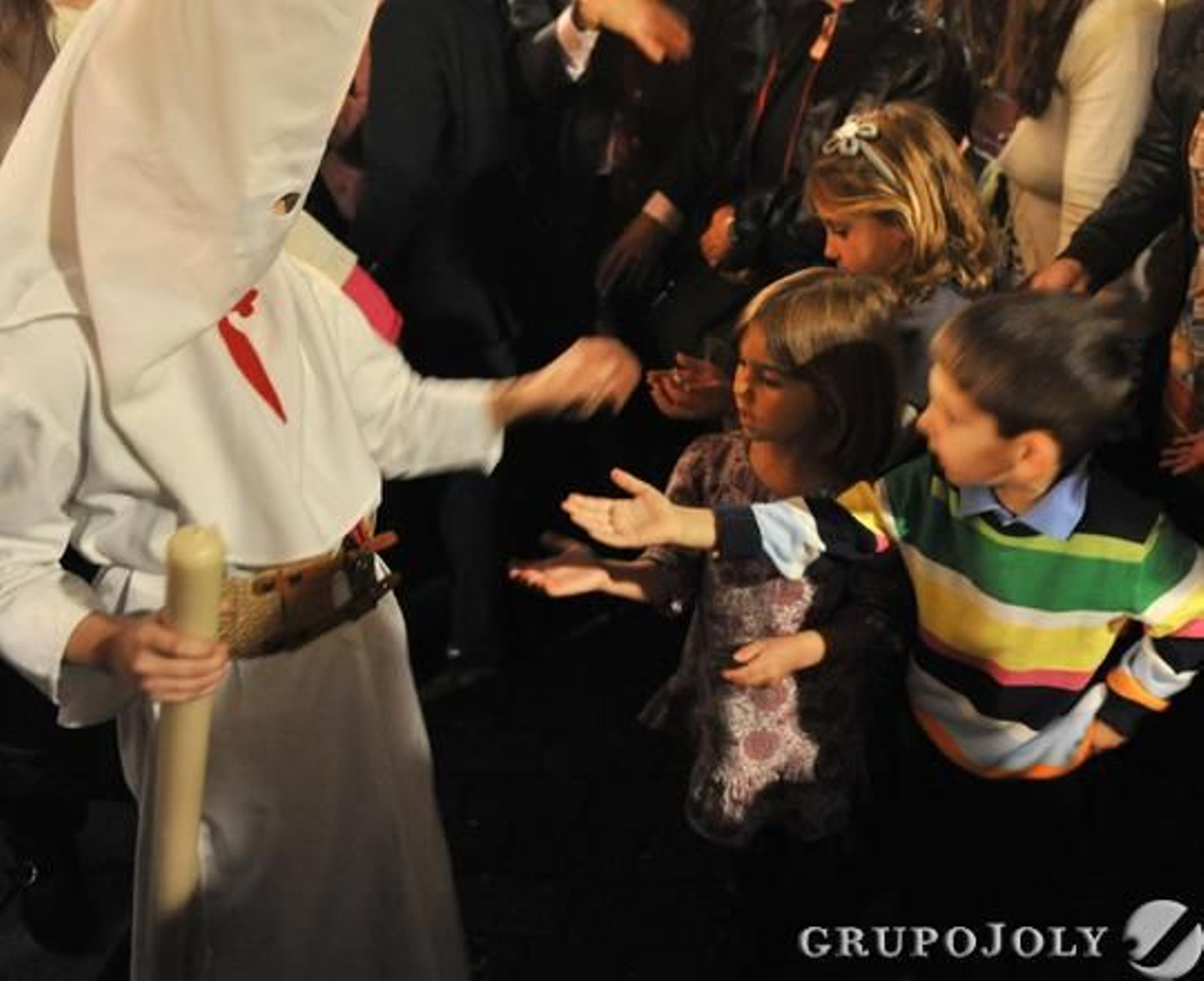 La lluvia del mediodía dejó una atípica estampa de la Borriquita en la calle de noche.

Foto: Juan Carlos Vazquez