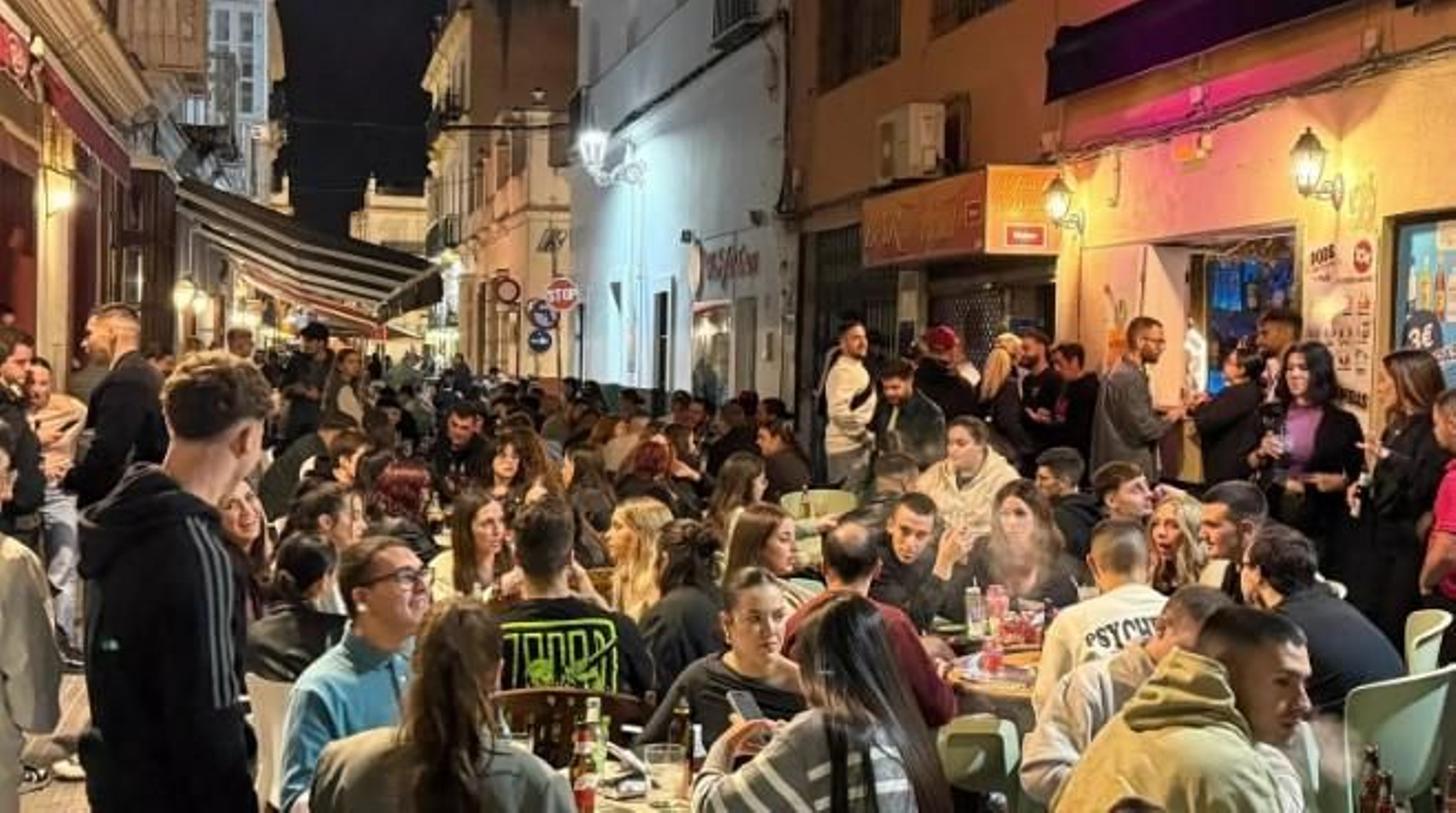 Aspecto del entorno de la calle Las Cortes durante un fin de semana.