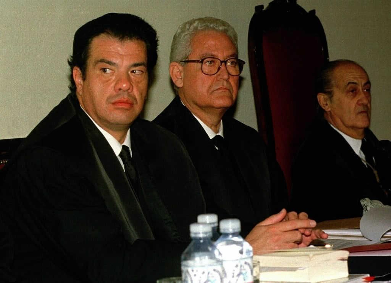 Rafael Pérez de Vargas (izq.) , junto al también abogado Rafael Escuredo y el fiscal jefe de Toledo, Miguel María González Blanco, en 1998, durante el juicio por el secuestro y asesinato de Anabel Segura.