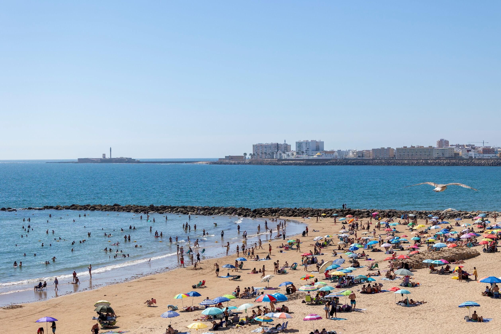 Una vista de la playa de Santa María del Mar de Cádiz.
