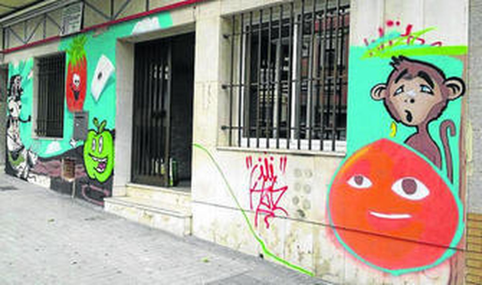 Imagen de la fachada del futuro comedor social con la pared a medio pintar.