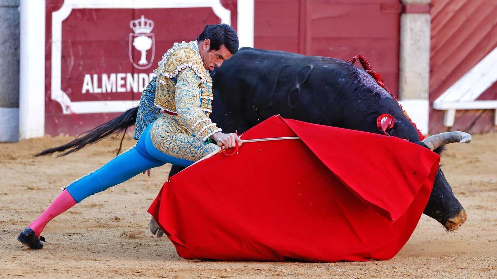 Emilio de Justo con su primer enemigo en Almendralejo