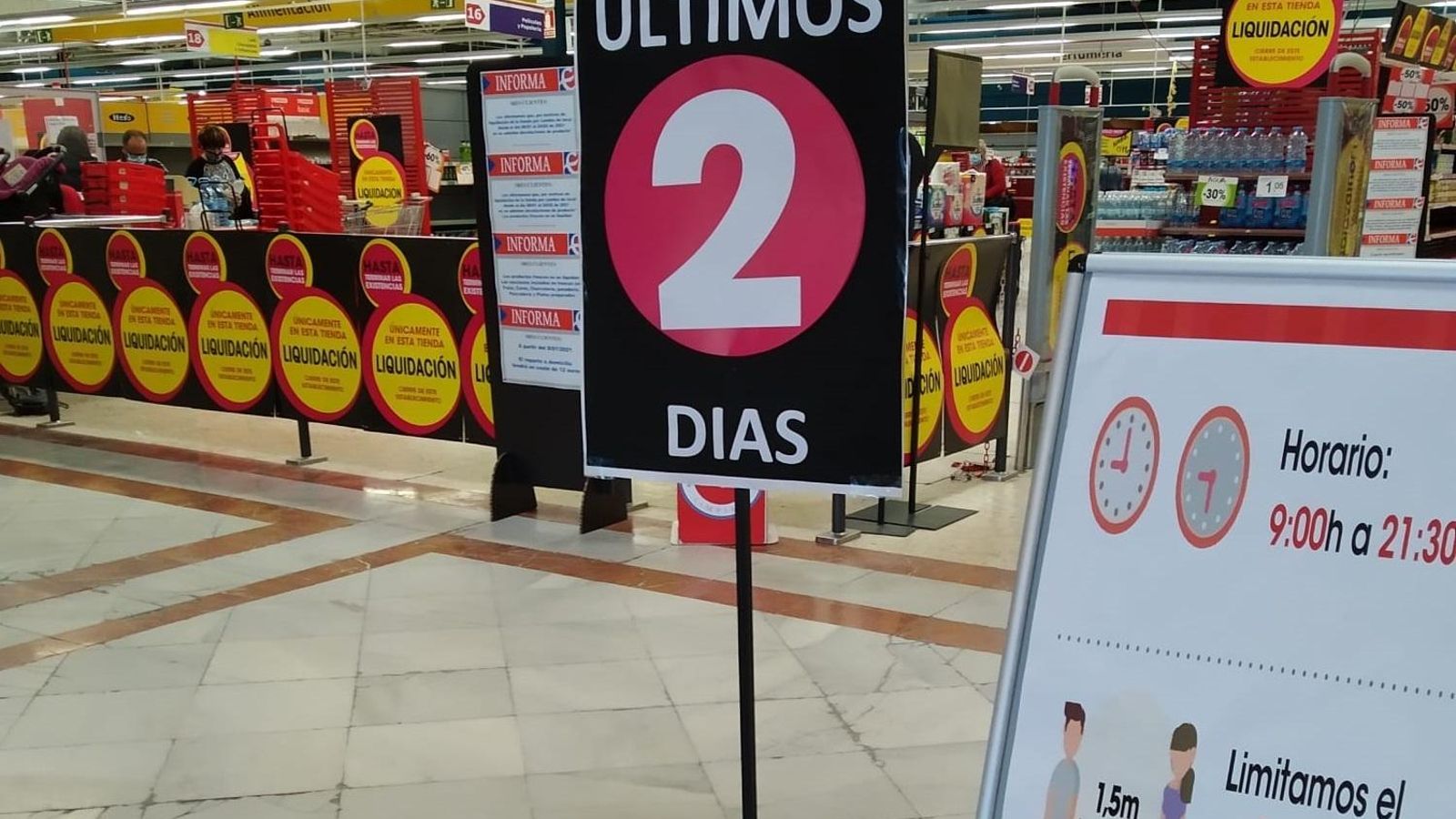 Carteles anunciando el cierre del supermercado en el interior de las instalaciones.