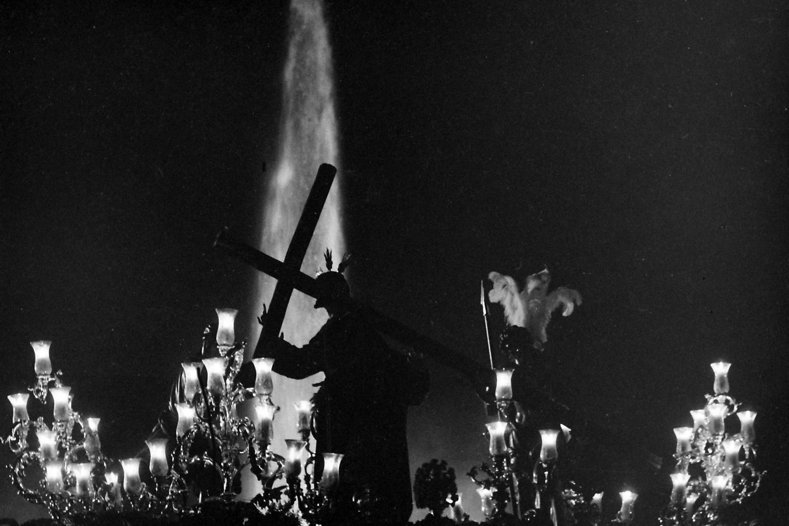 El Señor de la Victoria iluminado por los candelabros de guardabrisas.