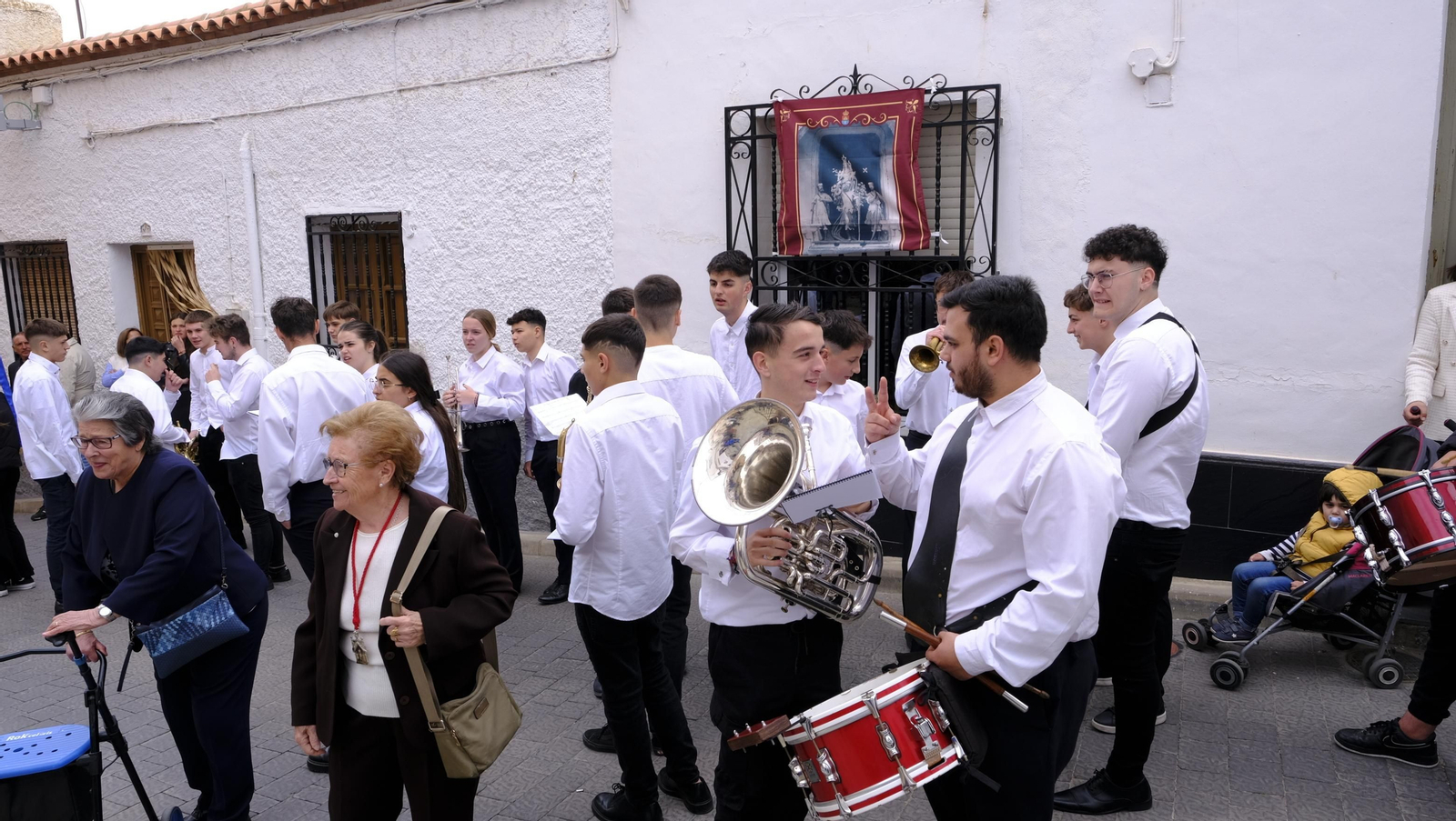 Imágenes de la procesión y paella solidaria en las Fiestas de Abla