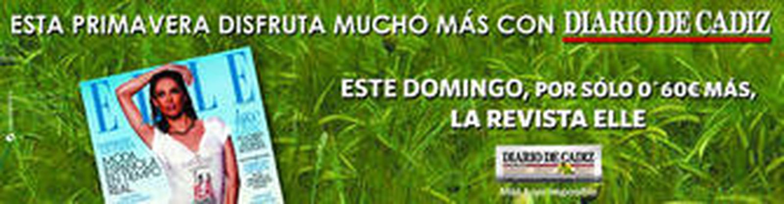 Dos personas consultando una lista de admitidos de un centro de la capital.