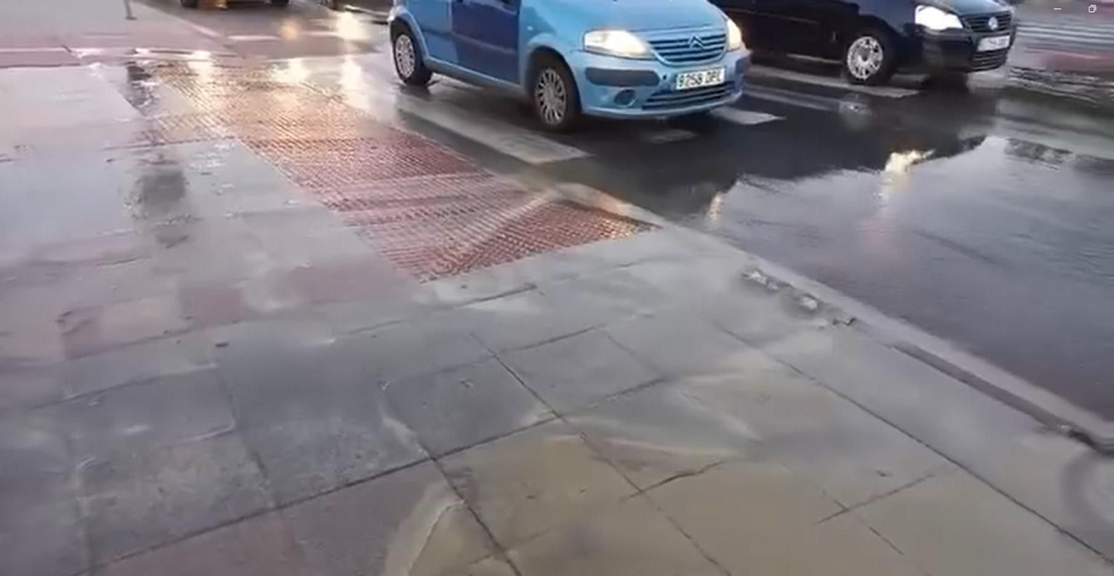 Avenida Ángel Mayo, tras la rotura de la tubería.