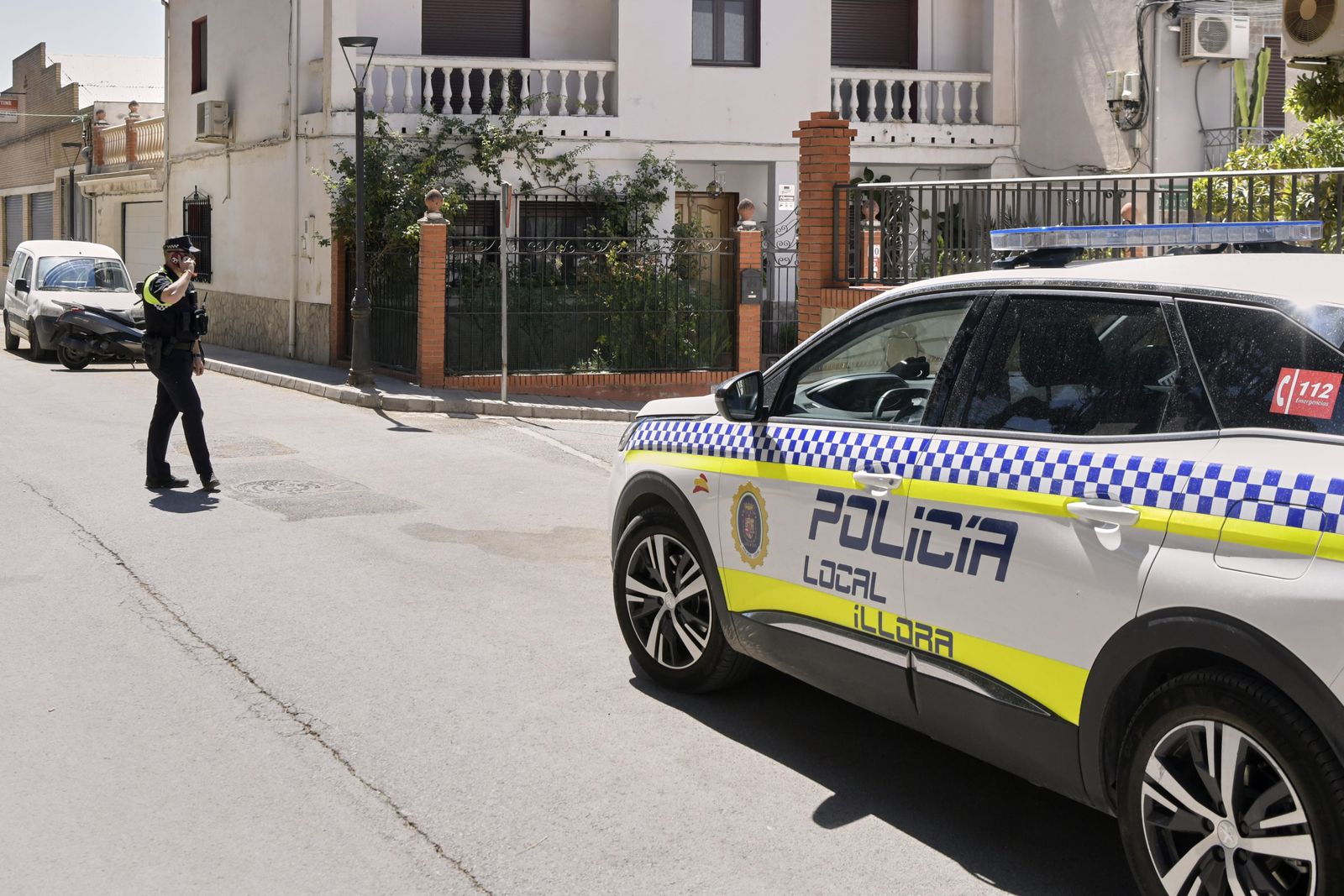 Un coche de Policía en el lugar del crimen.
