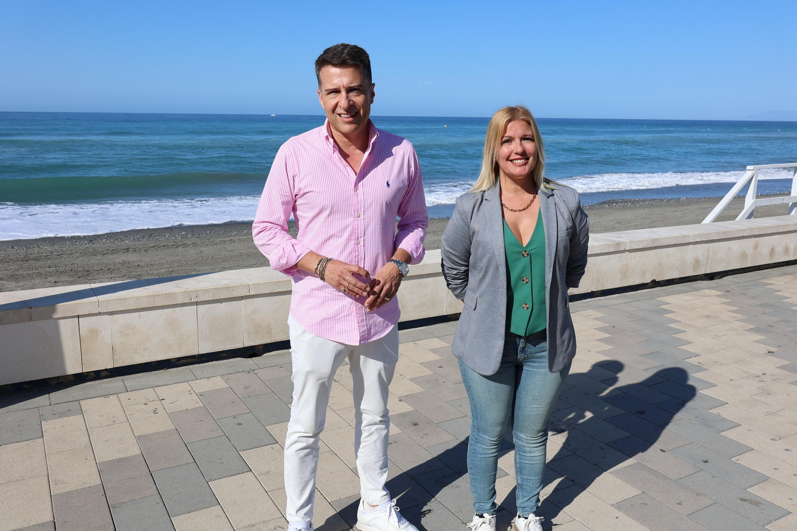 El alcalde de Torrox, Óscar Medina, junto a la concejala de Playas, Vanessa López, en la playa de Ferrara