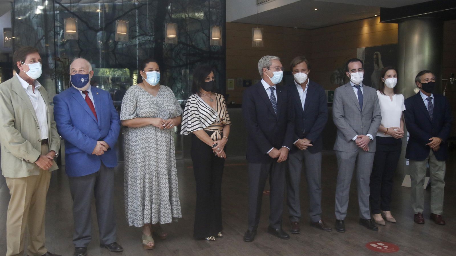 Jiménez y Velasco, en el centro, junto a representantes institucionales.