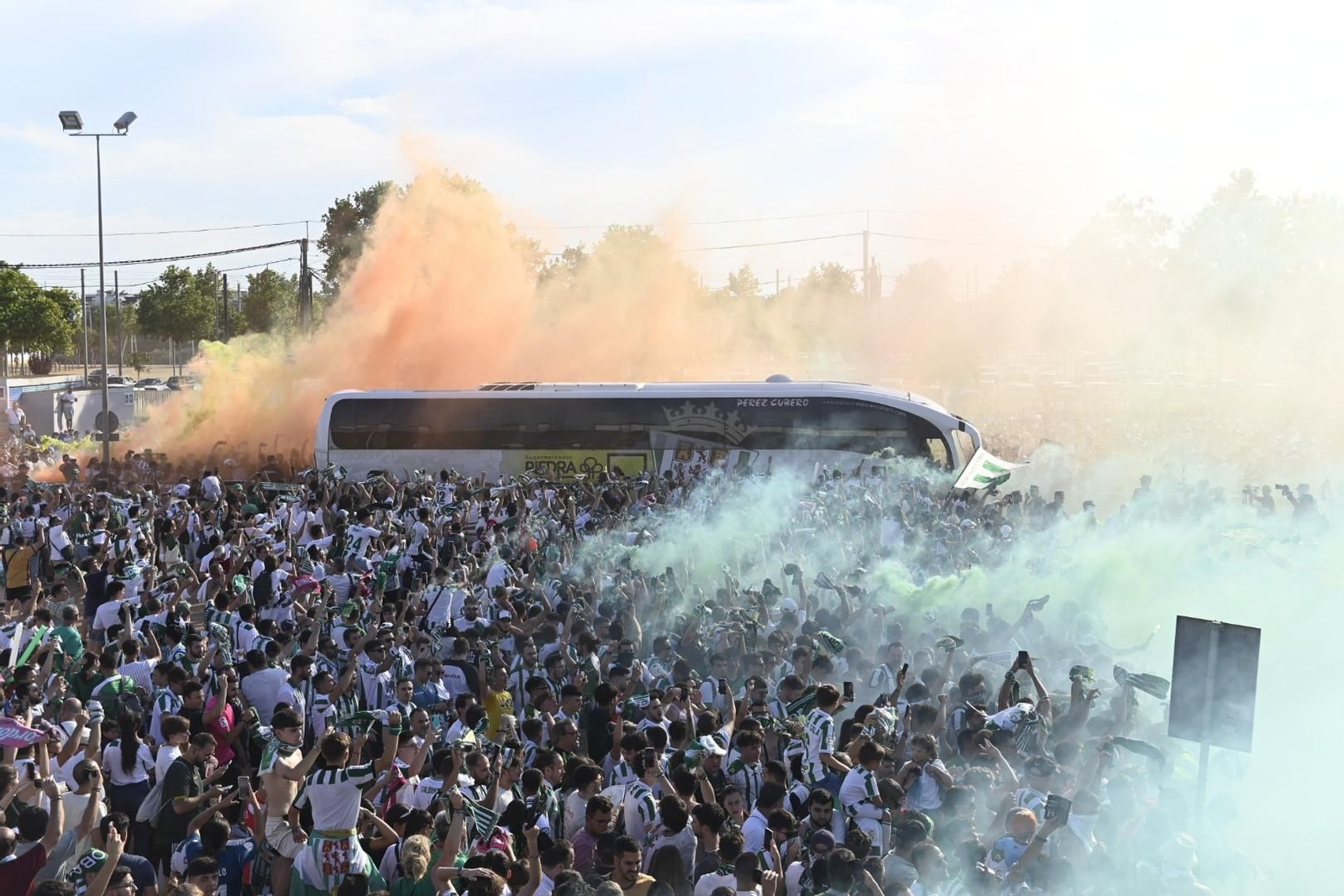 Las mejores imágenes del espectacular recibimiento a los jugadores del Córdoba CF antes de la final por el ascenso
