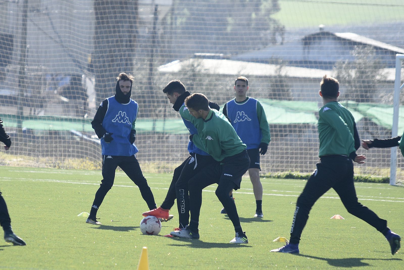 Sillero protege el balón ante la presión de Copete, en un entrenamiento.