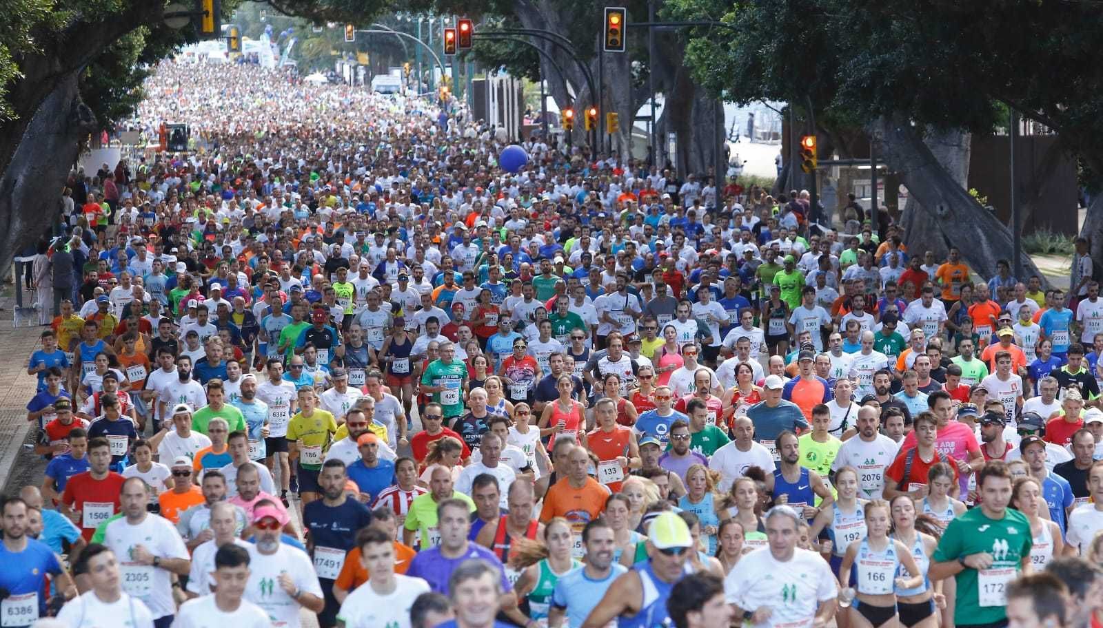 Cientos de corredores durante la celebración de la prueba.