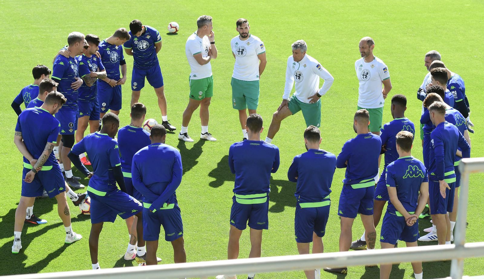 Setién se dirige a sus jugadores en la sesión de trabajo de ayer.