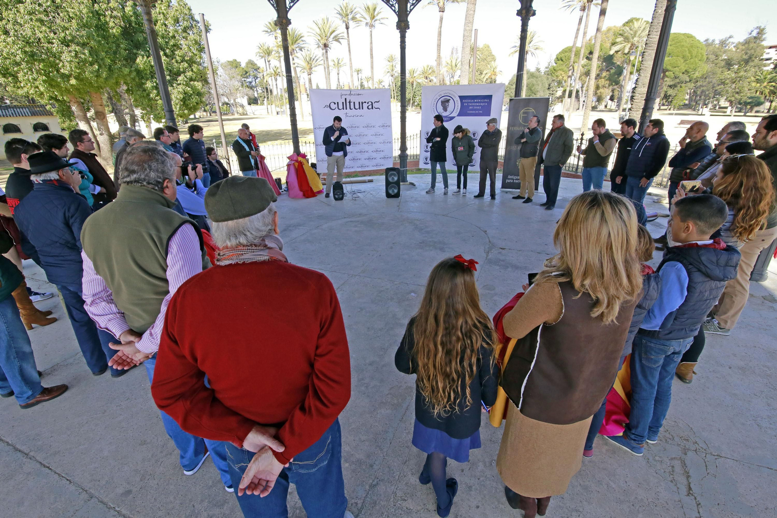 Canales Rivera con los jerezanos de la Asoc. de Antiguos Alumnos de la Escuela Municipal de Tauromaquia de Jerez